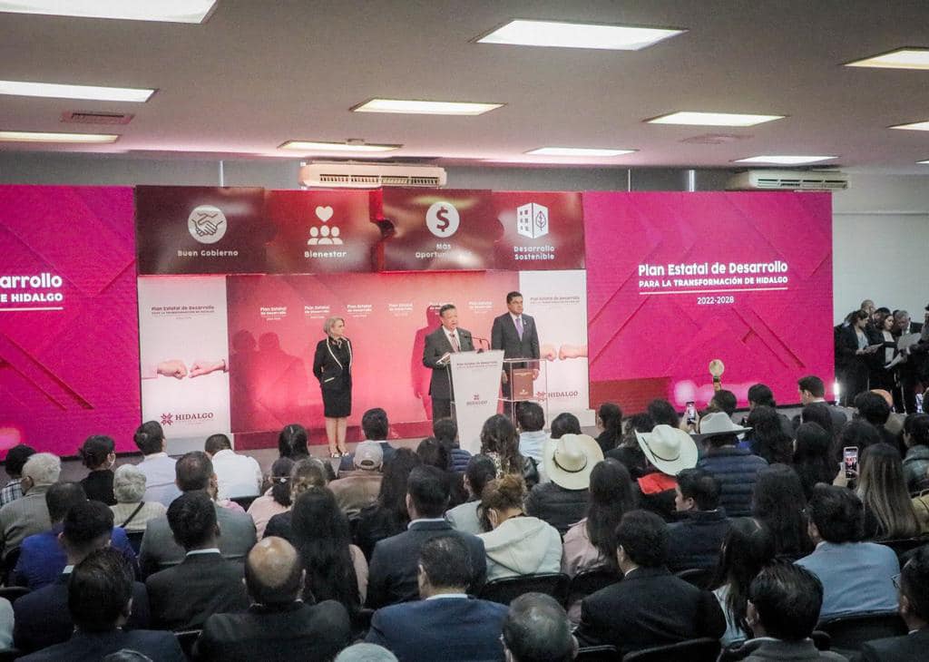 Julio Menchaca presenta el Plan Estatal de Desarrollo.