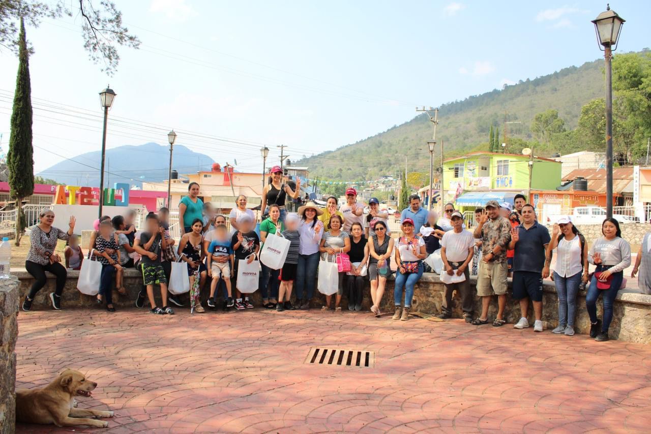La candidata de la alianza Morenista, Nueva Alianza a la Diputación local por el distrito primero, Alhely Medina, en sus diferentes recorridos de todos los días, reafirmó, “Zimapán brilla con Morena.”