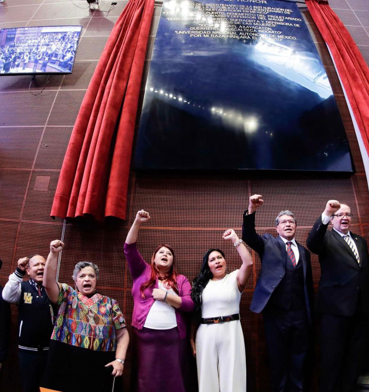 SE RECONOCE A LA UNAM EN EL MURO DE HONOR DEL SENADO.  EL PRIMER PROMOVENTE DE ESTA INICIATIVA ES EL SENADOR NAVOR ROJAS