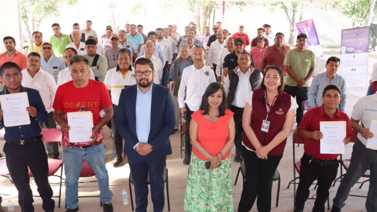 Entrega de Constancias a 75 personas operadoras de transporte público