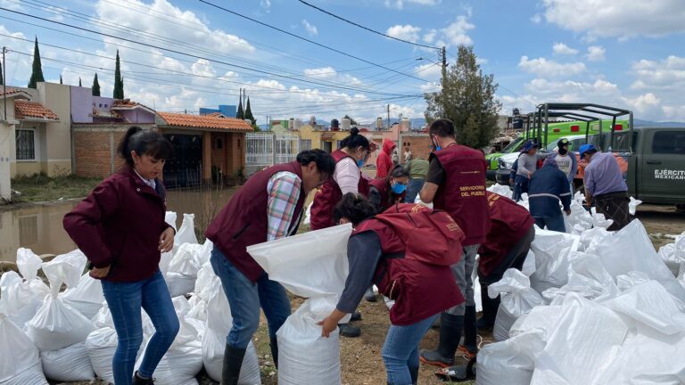 Despacho del Gobernador y Servidores del Pueblo colaboran en acciones de limpieza en Los Tuzos
