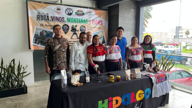 Acaxochitlán y Huauchinango presentan la ruta de senderismo “Vinos, montañas y flores”