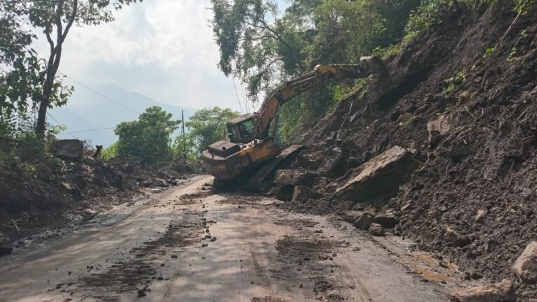 Abren 231 caminos y entregan más de 100 mil despensas