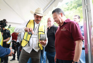 En Xochicoatlán, Julio Menchaca reafirma compromiso para reconstruir Hidalgo