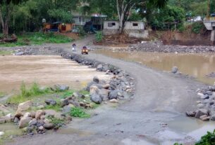 Se mantiene paso provisional sobre el río Claro en Tepehuacán de Guerrero